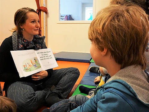 Marie Baer aus dem Kommunikationsteam von FRÖBEL liest Kinderbuch vor