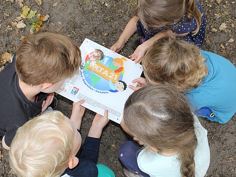 Neugierig schauen sich Kinder die Urkunde an.